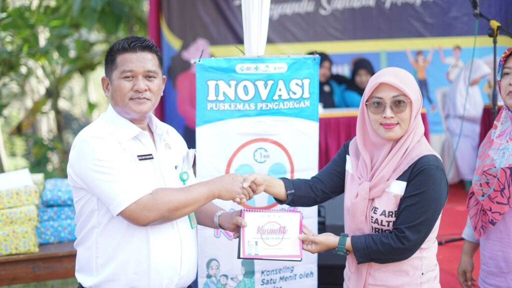 Pemberian simbolis media promosi edukasi untuk Penyuluhan satu menit di posyandu